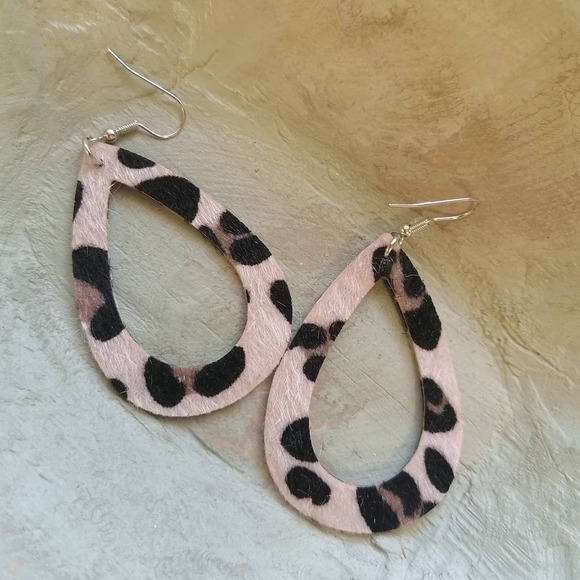 Faux Fur Cheetah Hollow Out Teardrop Dangle Earrings - Picture 3 of 9